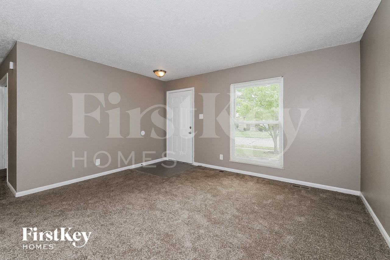 733 Watersedge Dr - Photo 4 of 15