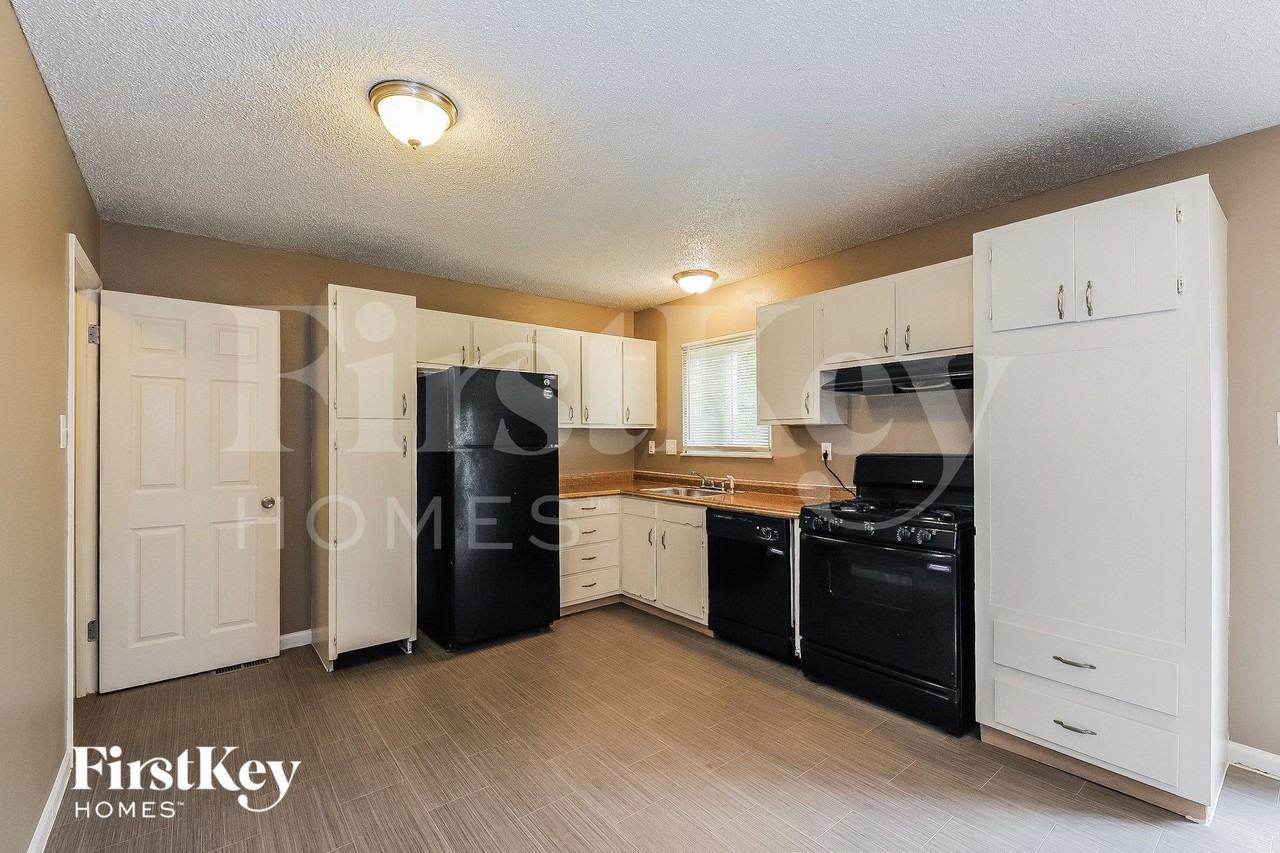 733 Watersedge Dr - Photo 5 of 15