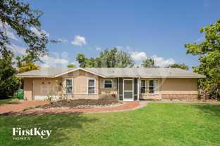 727 Se 9th Pl - Photo 1 of 1
