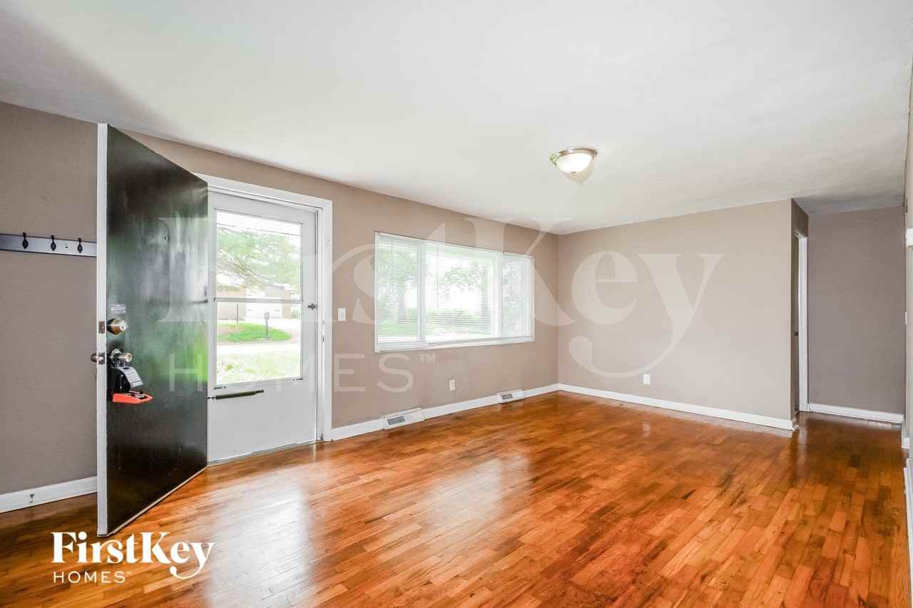 704 Highland Dr - Photo 3 of 15