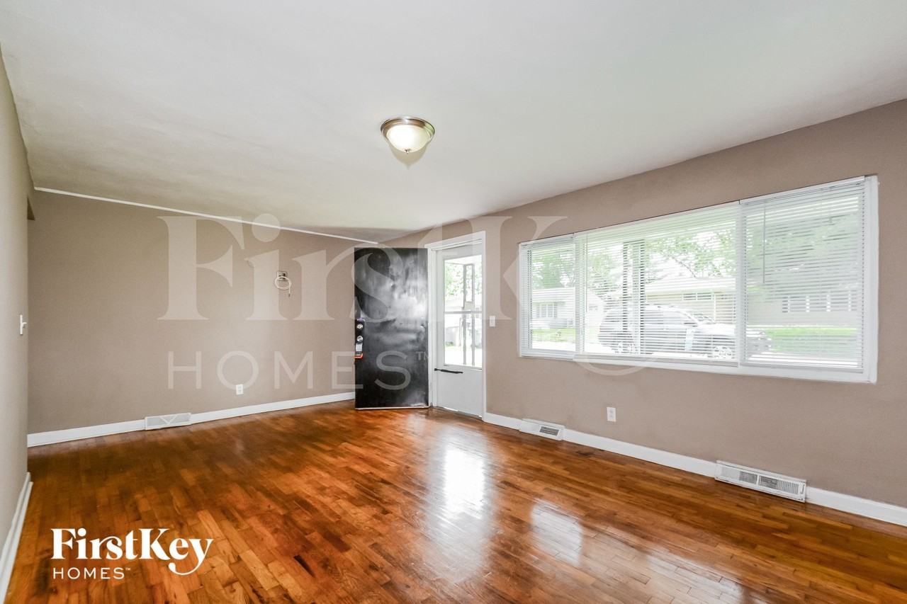 704 Highland Dr - Photo 4 of 15