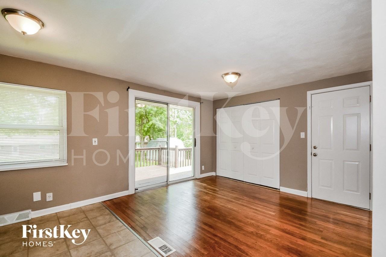 704 Highland Dr - Photo 5 of 15