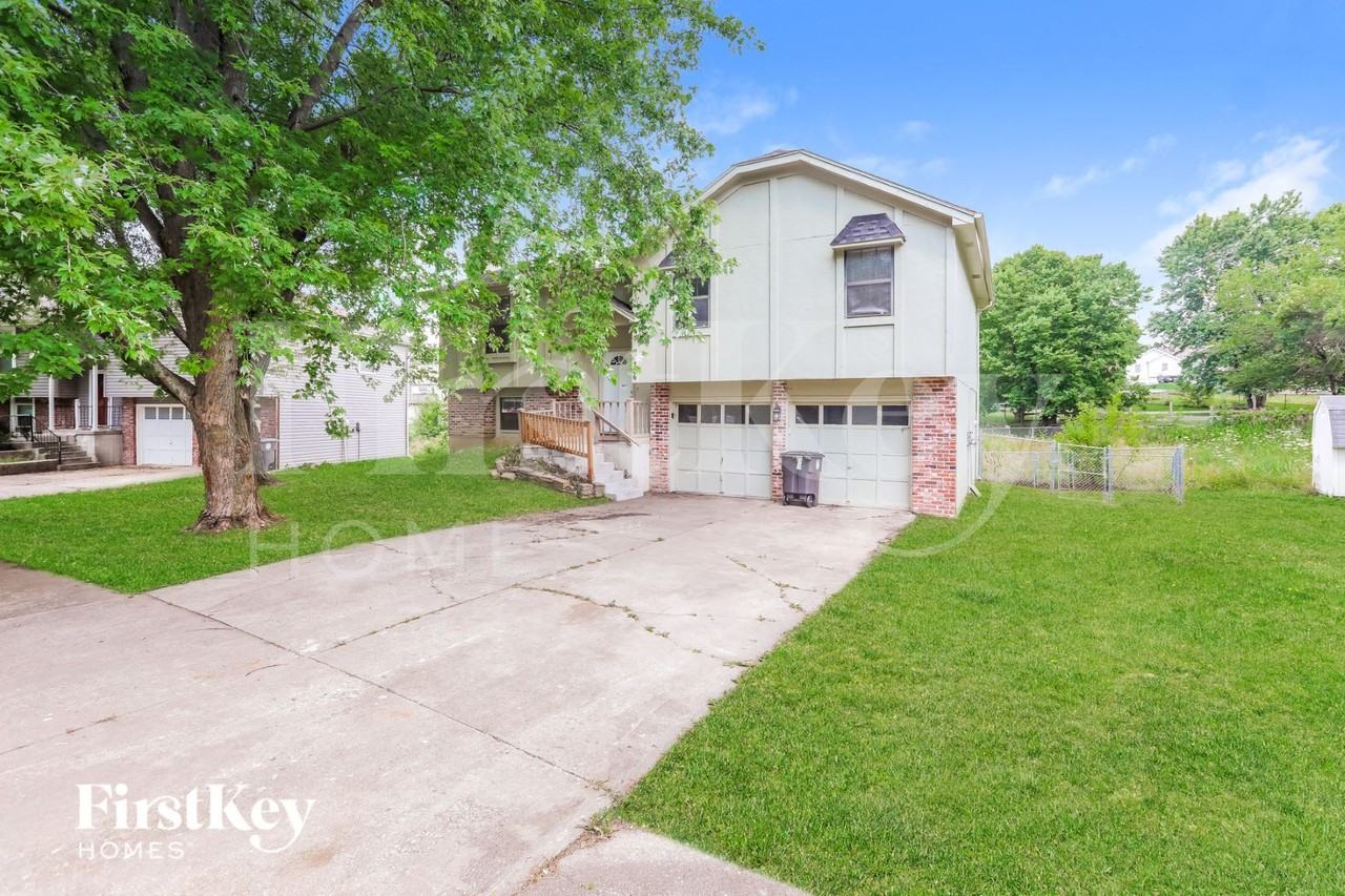 704 Autumn Dr - Photo 2 of 15