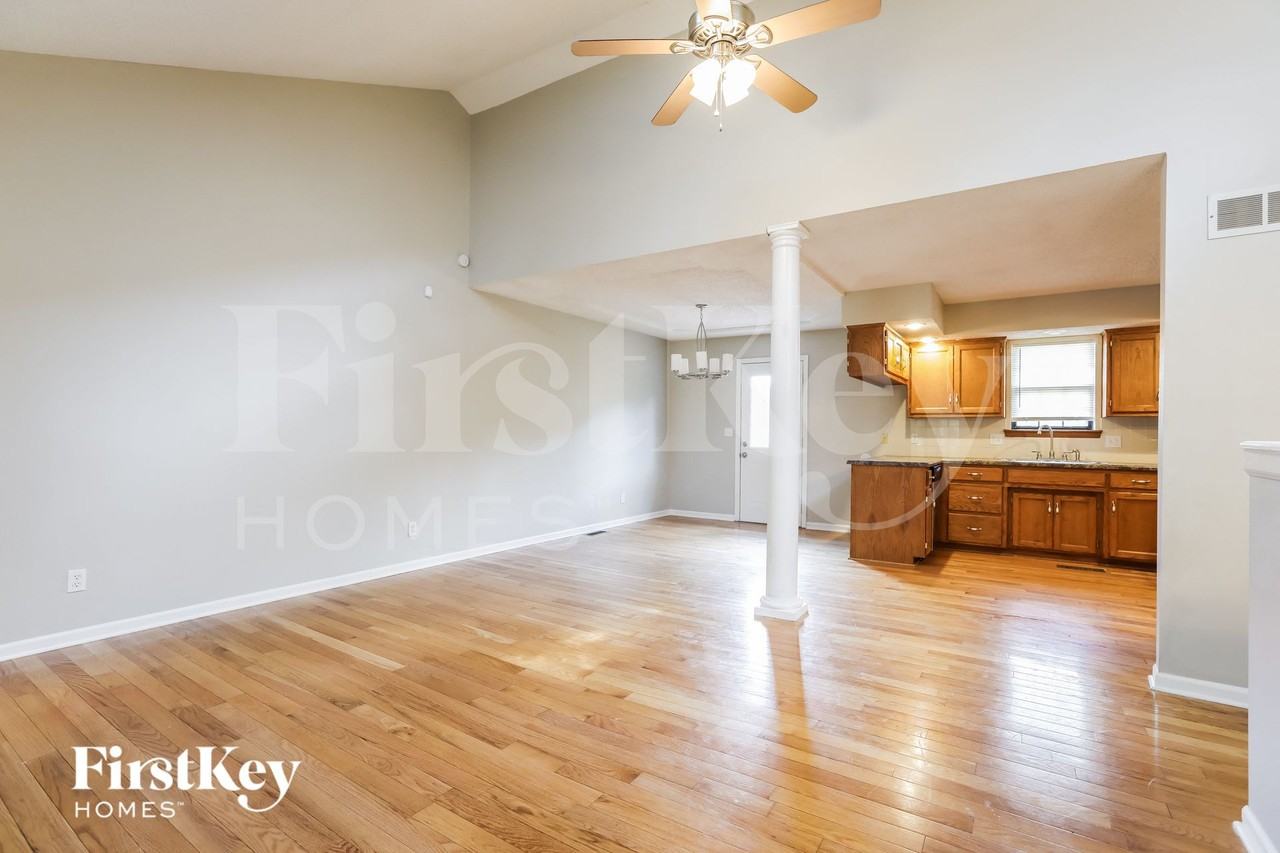 704 Autumn Dr - Photo 3 of 15