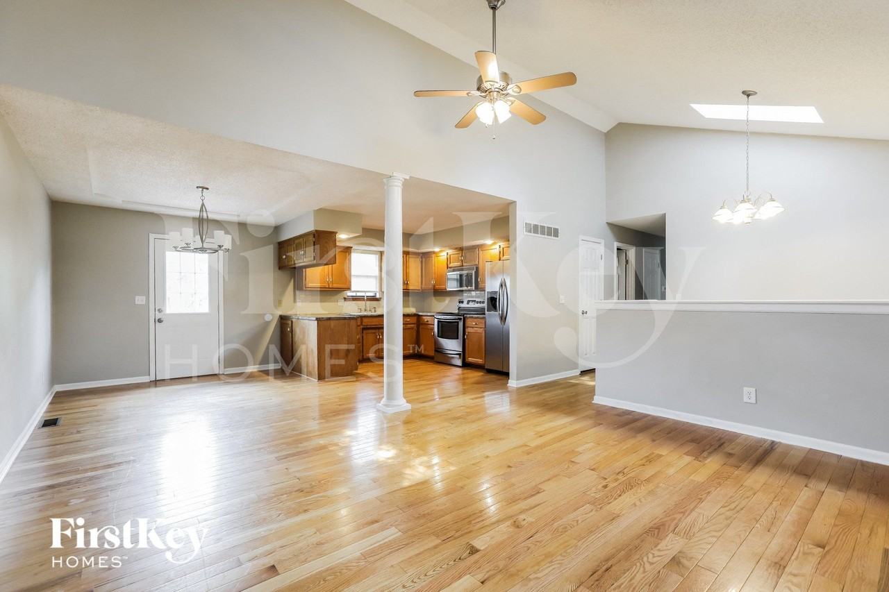 704 Autumn Dr - Photo 4 of 15