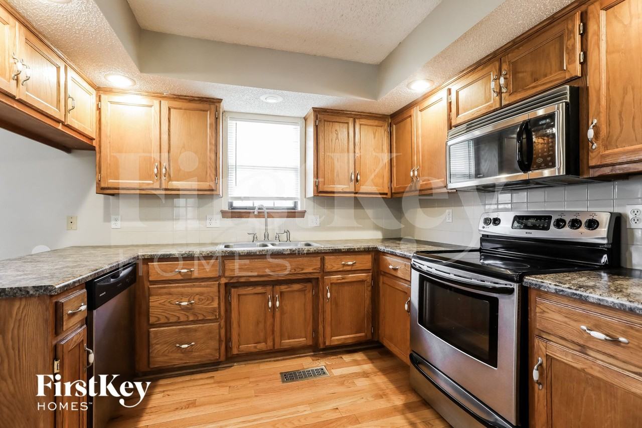 704 Autumn Dr - Photo 5 of 15