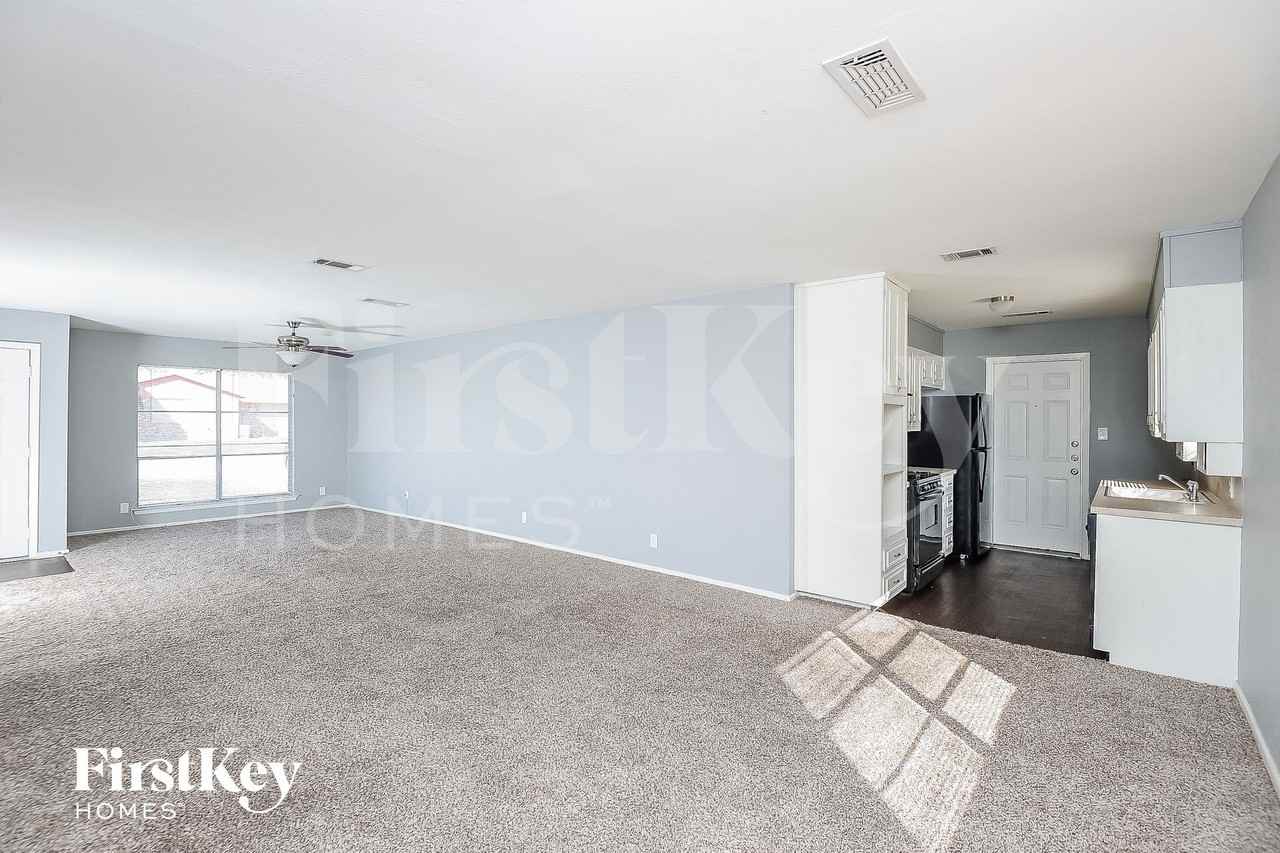 6709 Alma St - Photo 4 of 15