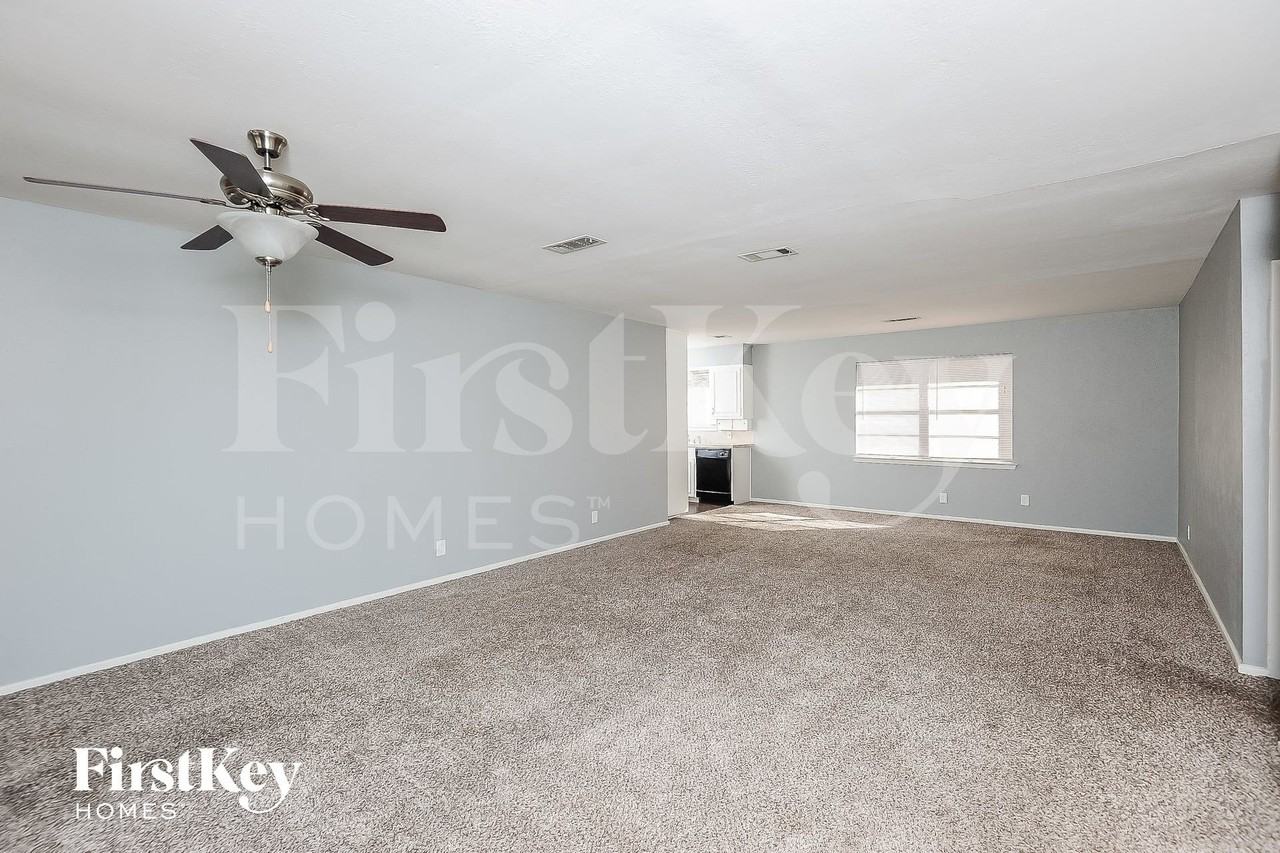 6709 Alma St - Photo 5 of 15