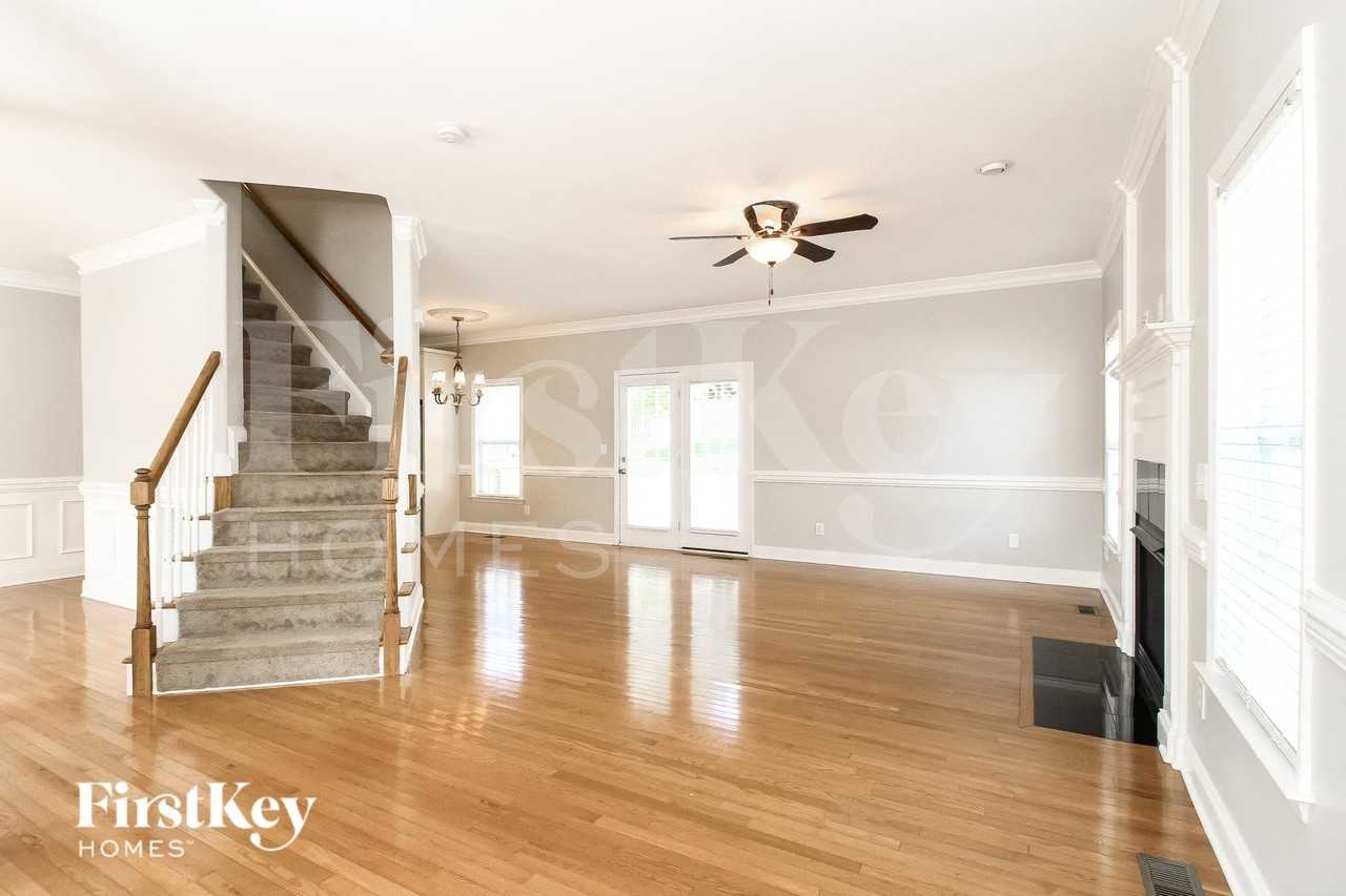 6683 Knob Hill Ct - Photo 3 of 15