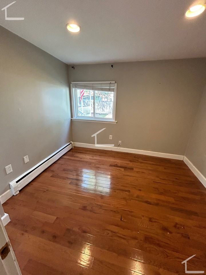 52 Port Norfolk St #1 - Photo 6 of 17