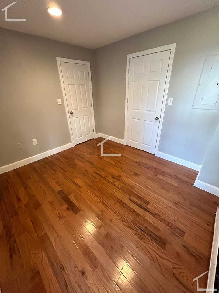 52 Port Norfolk St #1 - Photo 7 of 17