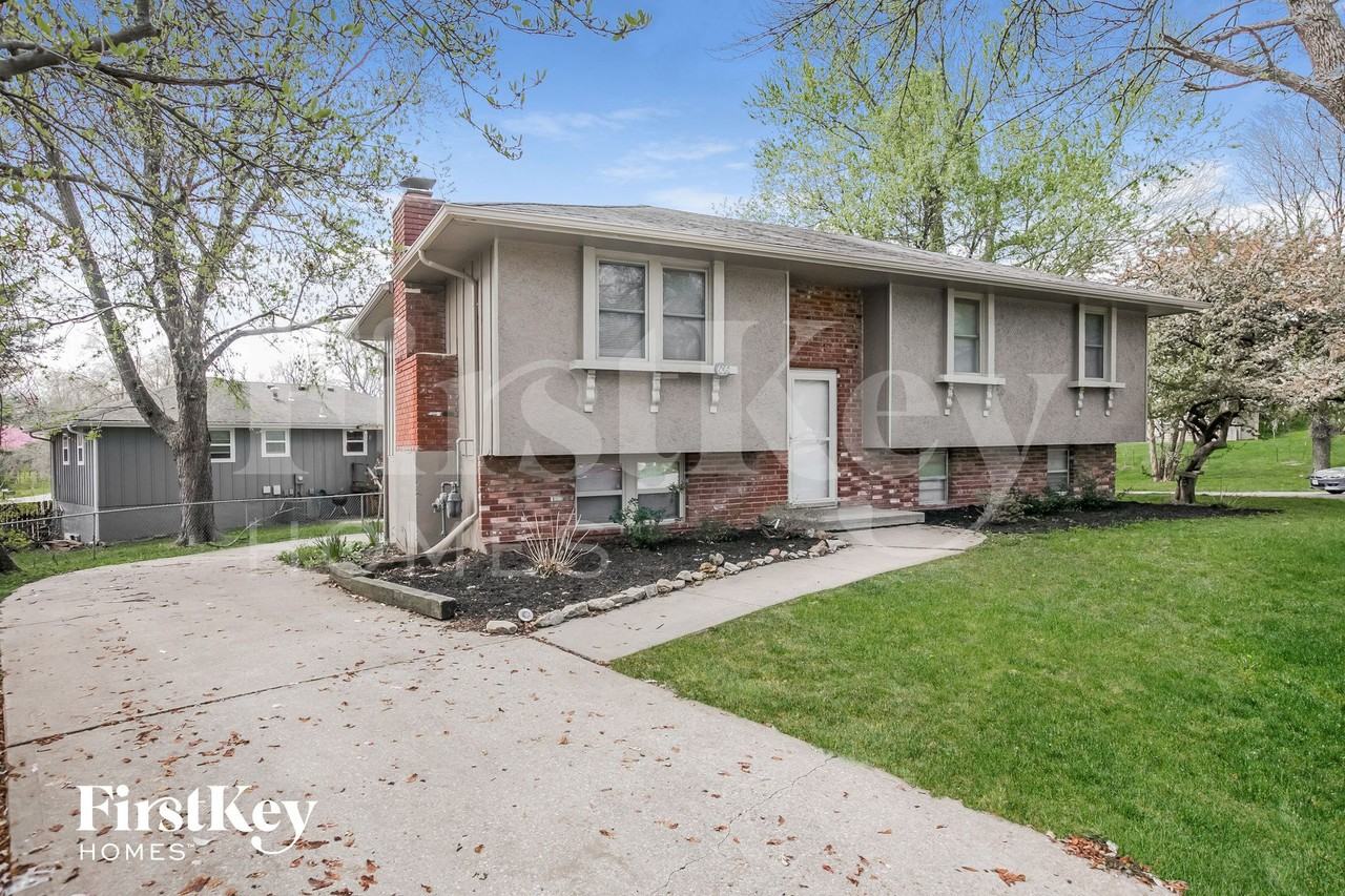 606 Ne Park Cir - Photo 2 of 15