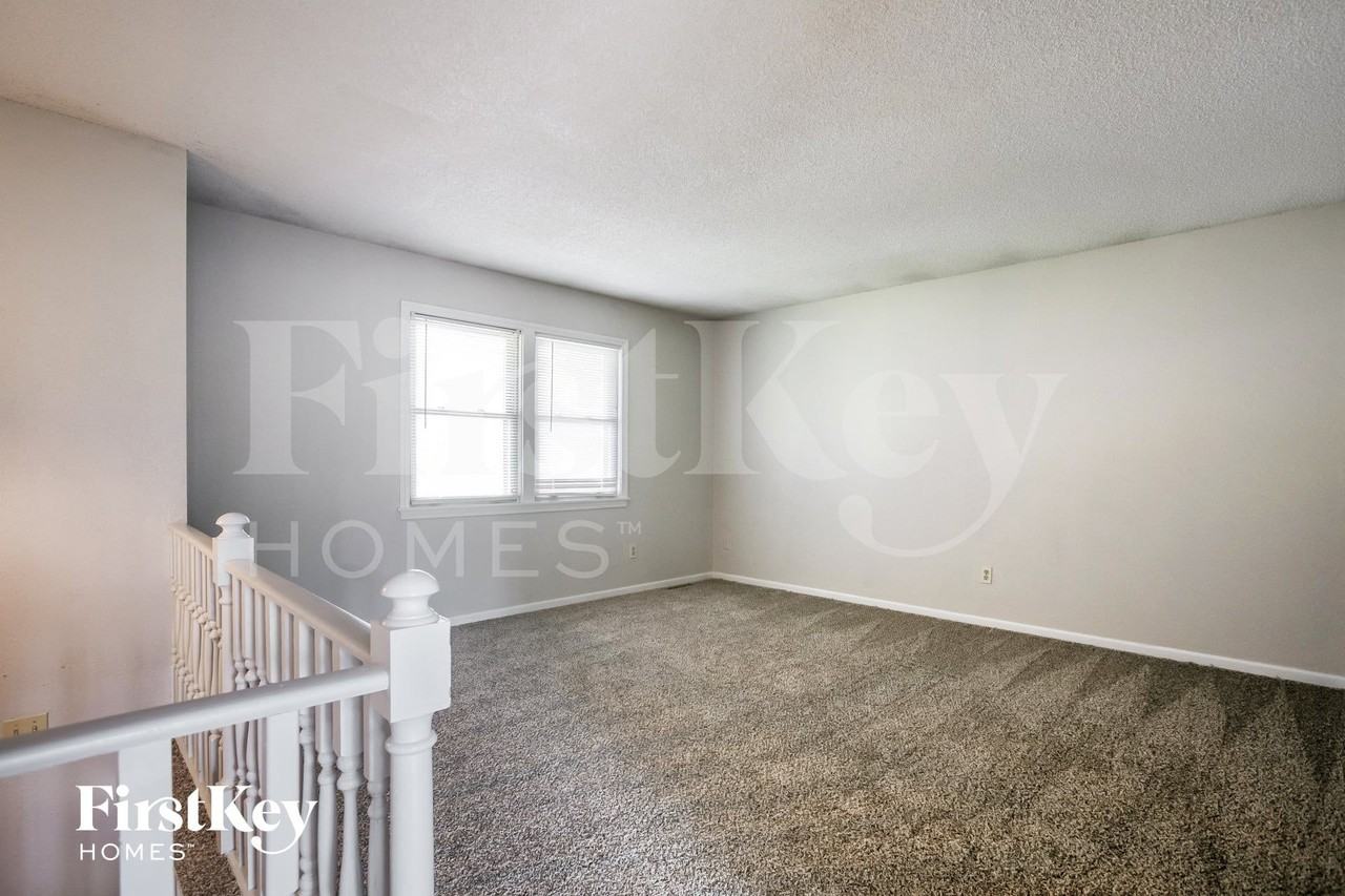 606 Ne Park Cir - Photo 3 of 15