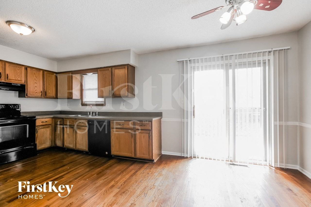 606 Ne Park Cir - Photo 5 of 15