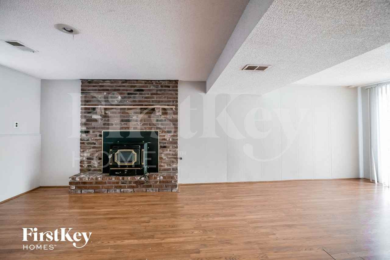 606 Ne Park Cir - Photo 7 of 15