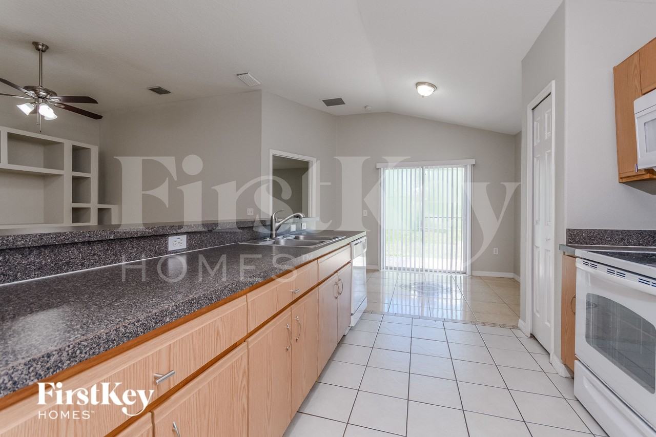 557 Peace Dr - Photo 6 of 16