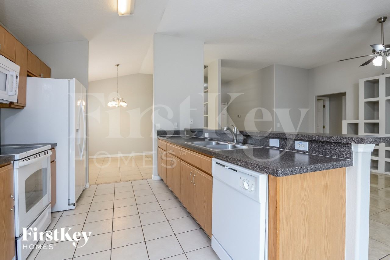 557 Peace Dr - Photo 7 of 16