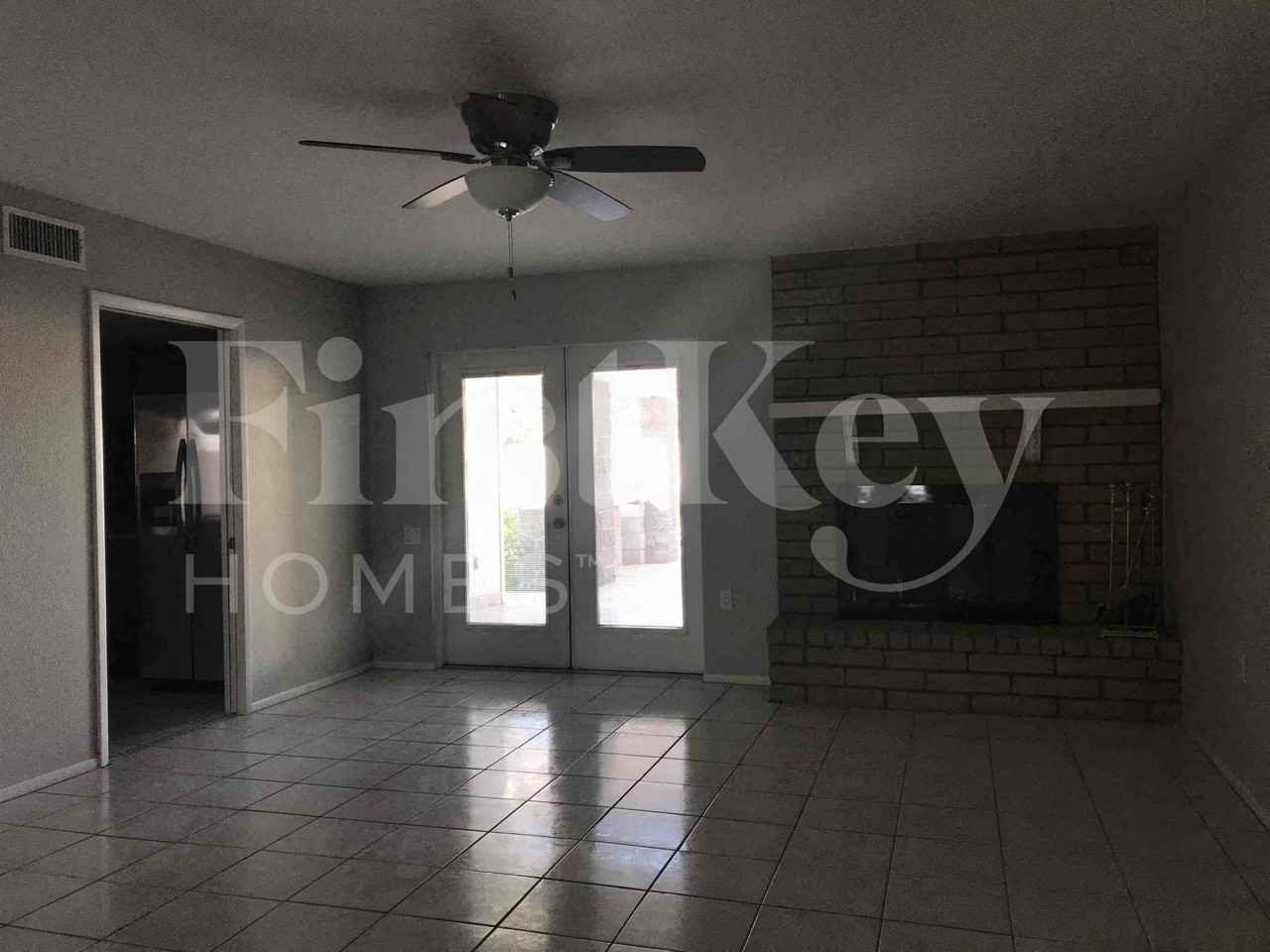 4826 W Paradise Ln - Photo 5 of 16