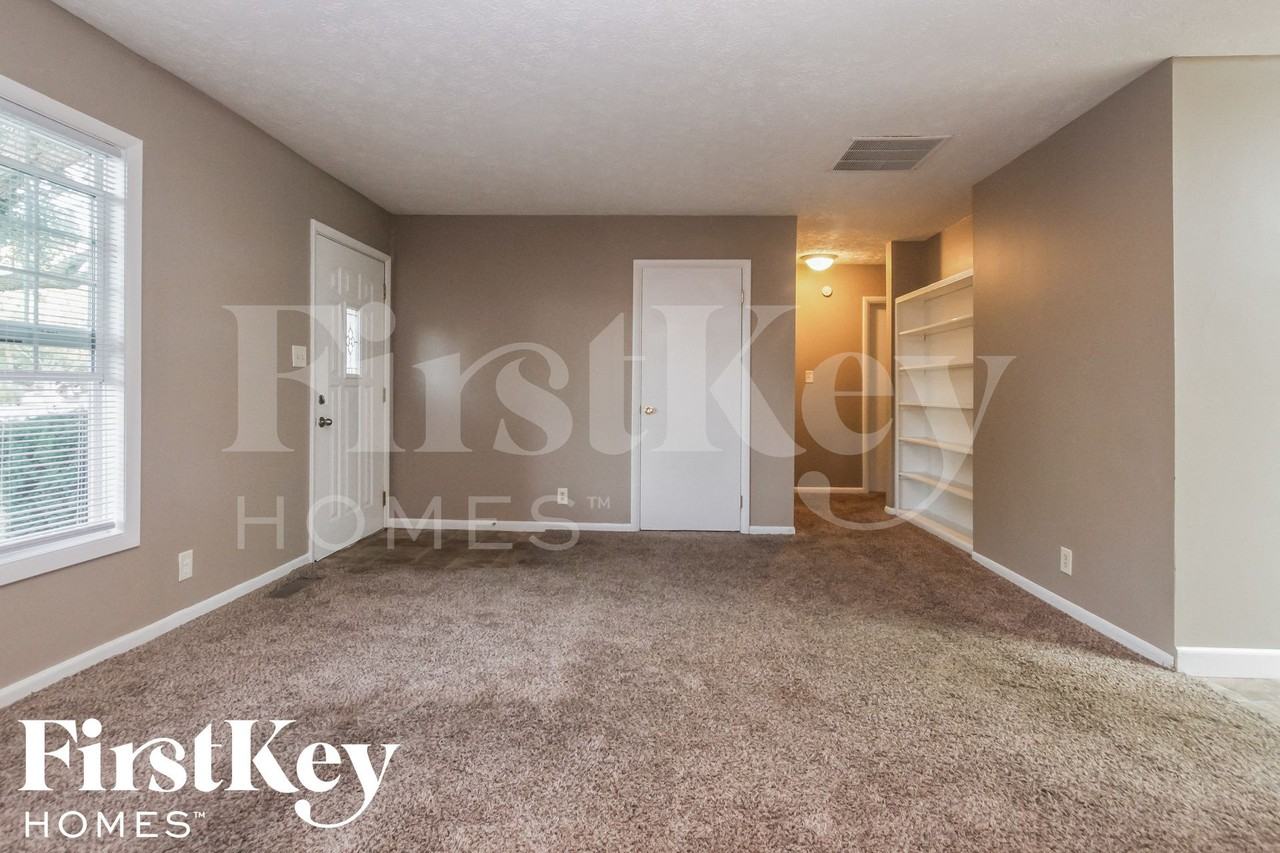 376 Ticen St - Photo 4 of 15