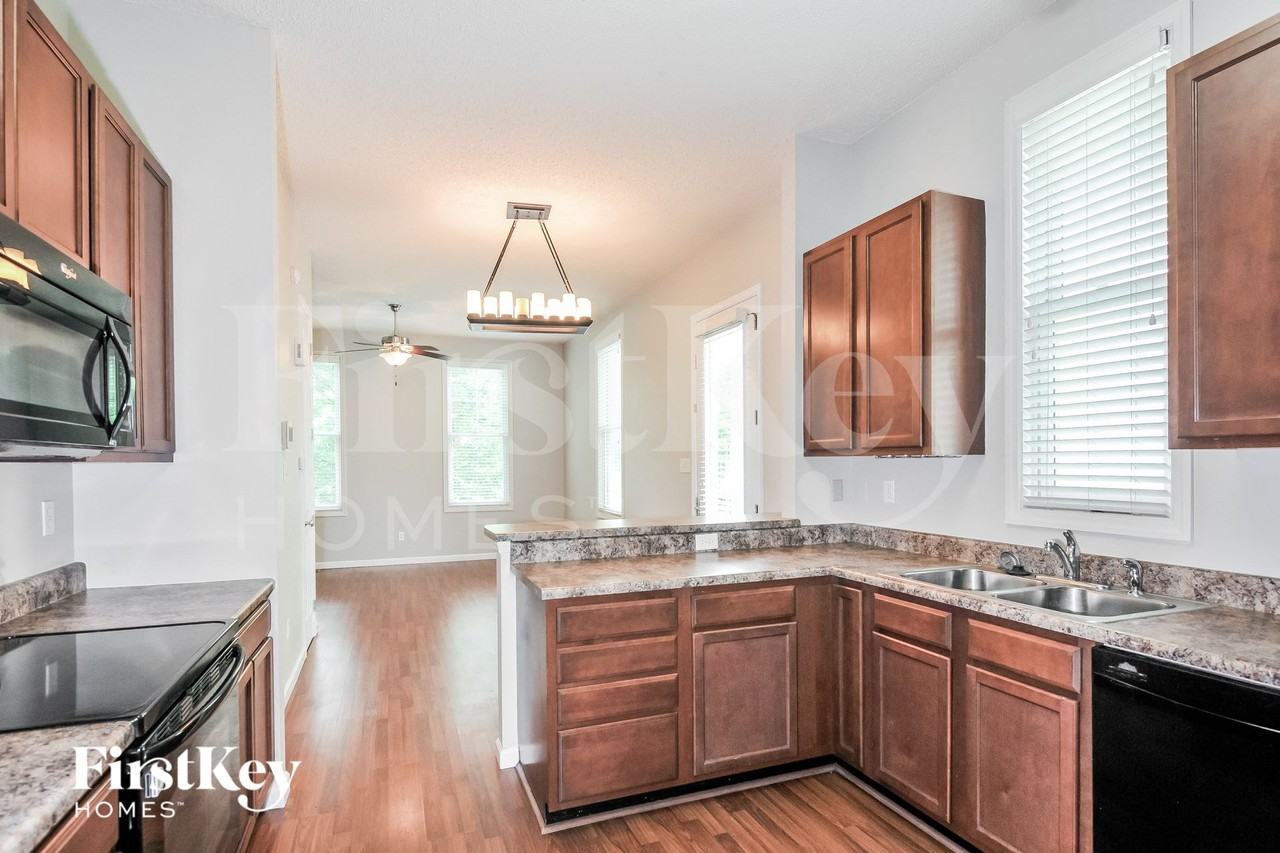 3455 Hiram St - Photo 6 of 15