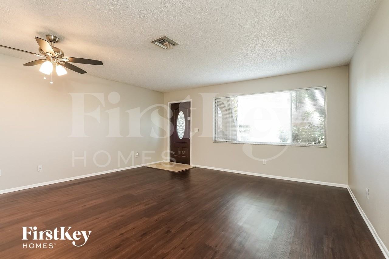 3413 Se 11th Ave - Photo 2 of 15