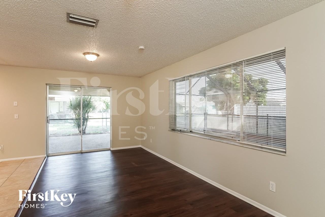 3413 Se 11th Ave - Photo 4 of 15