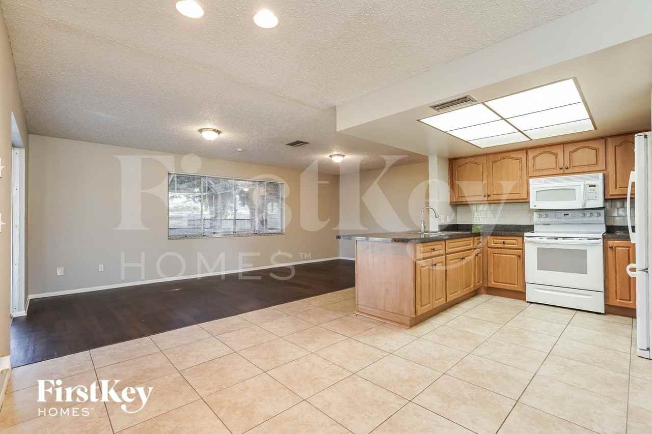 3413 Se 11th Ave - Photo 5 of 15