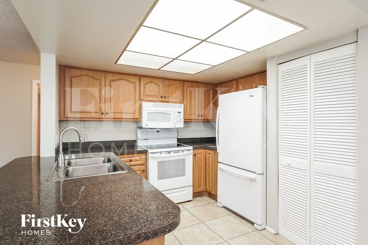 3413 Se 11th Ave - Photo 6 of 15