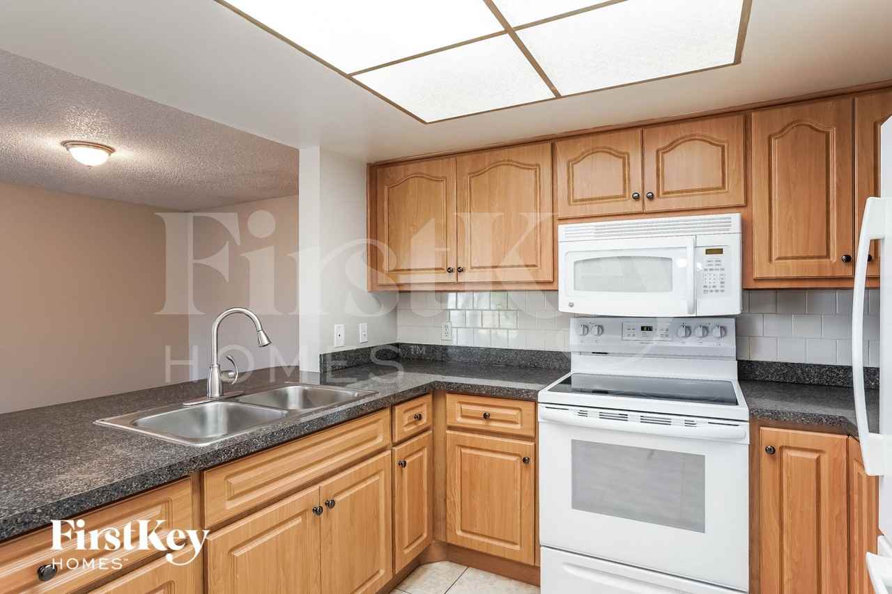 3413 Se 11th Ave - Photo 7 of 15