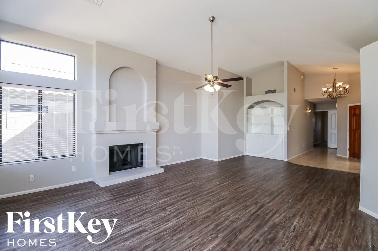 306 E Vaughn Ave - Photo 2 of 15