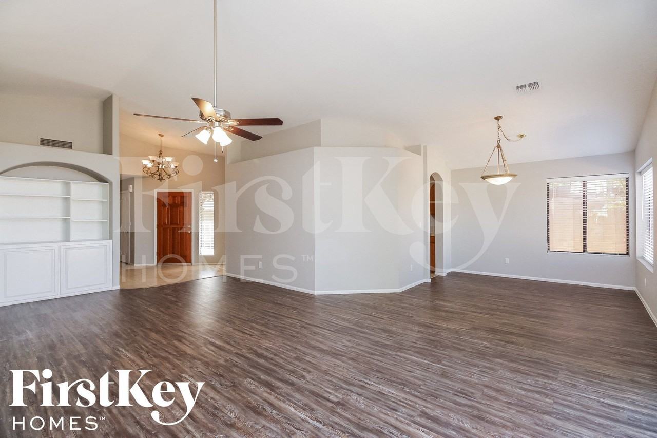 306 E Vaughn Ave - Photo 3 of 15