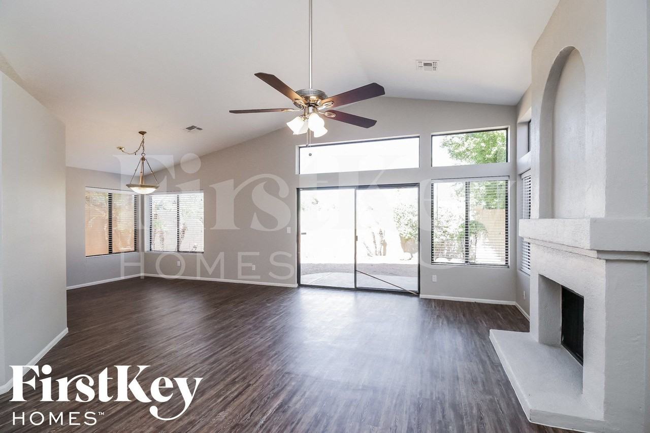 306 E Vaughn Ave - Photo 4 of 15
