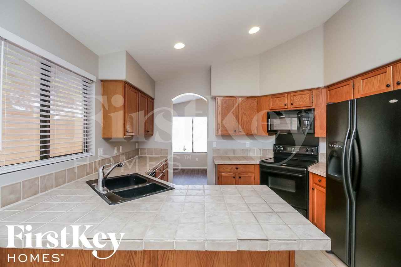 306 E Vaughn Ave - Photo 6 of 15