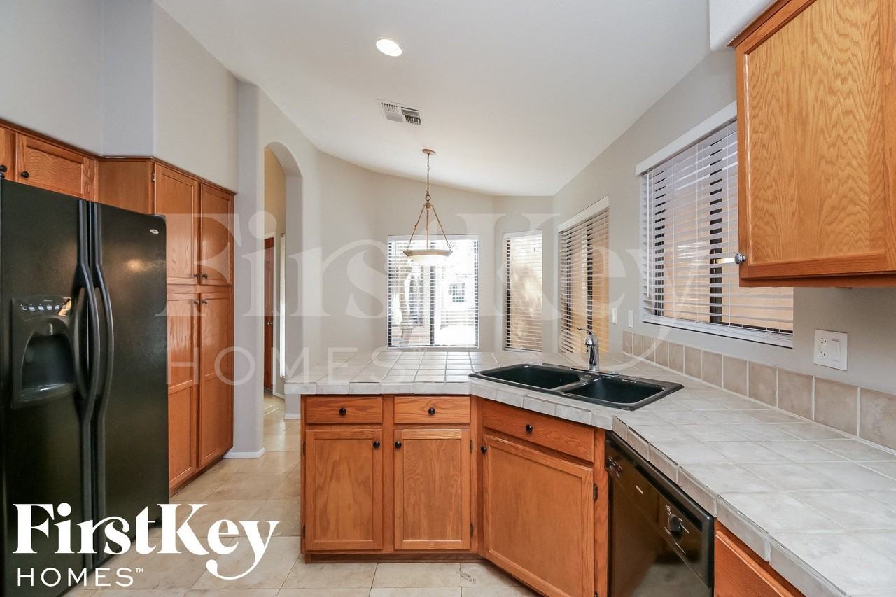 306 E Vaughn Ave - Photo 7 of 15