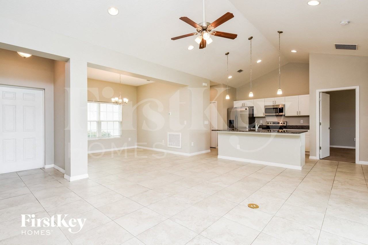 2466 Altoona Ave - Photo 3 of 15