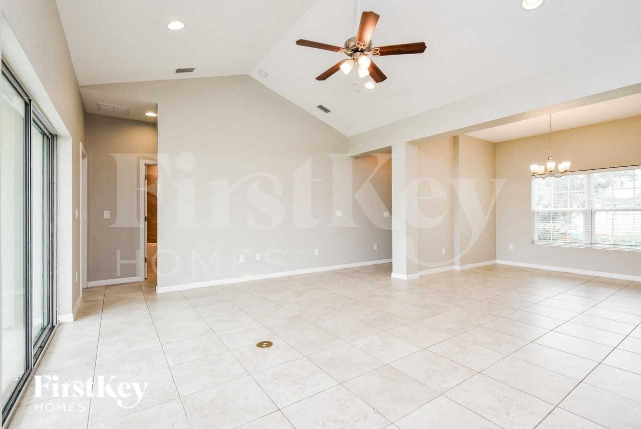 2466 Altoona Ave - Photo 4 of 15