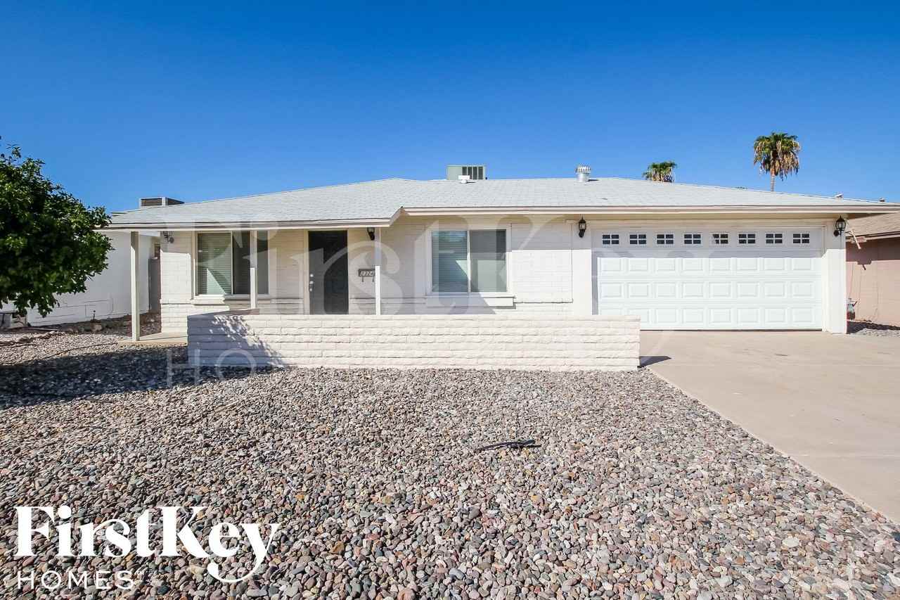 2324 E Paradise Dr - Photo 2 of 15