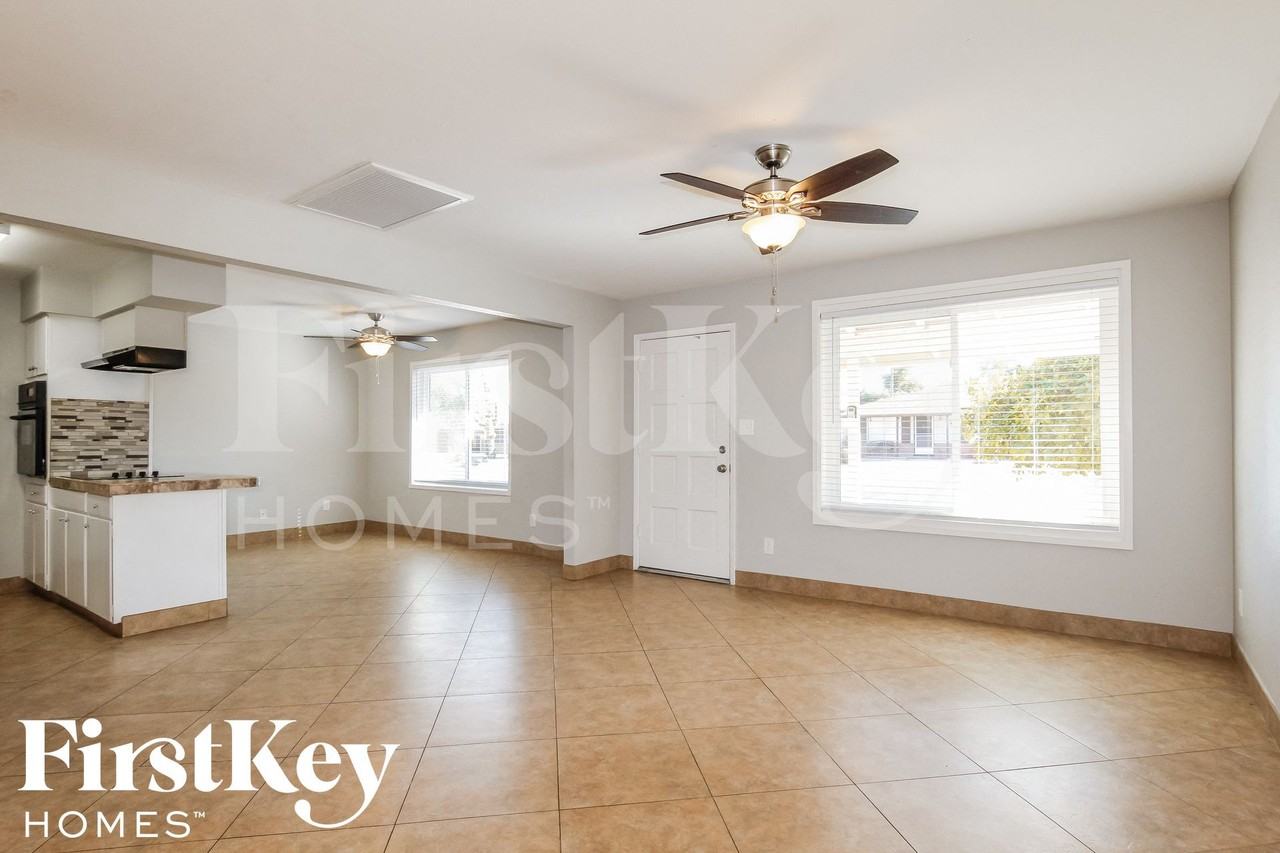 2324 E Paradise Dr - Photo 3 of 15