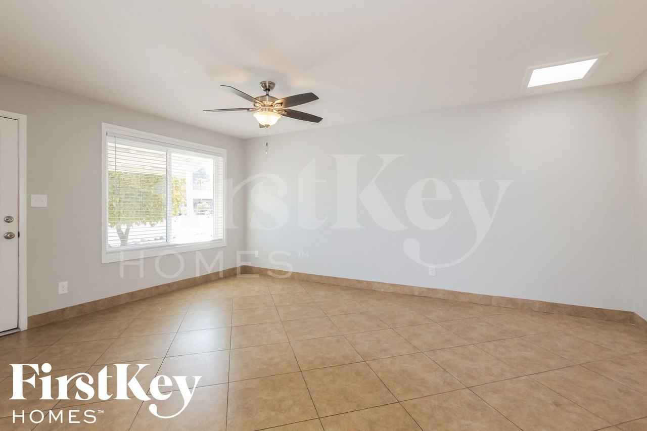 2324 E Paradise Dr - Photo 4 of 15