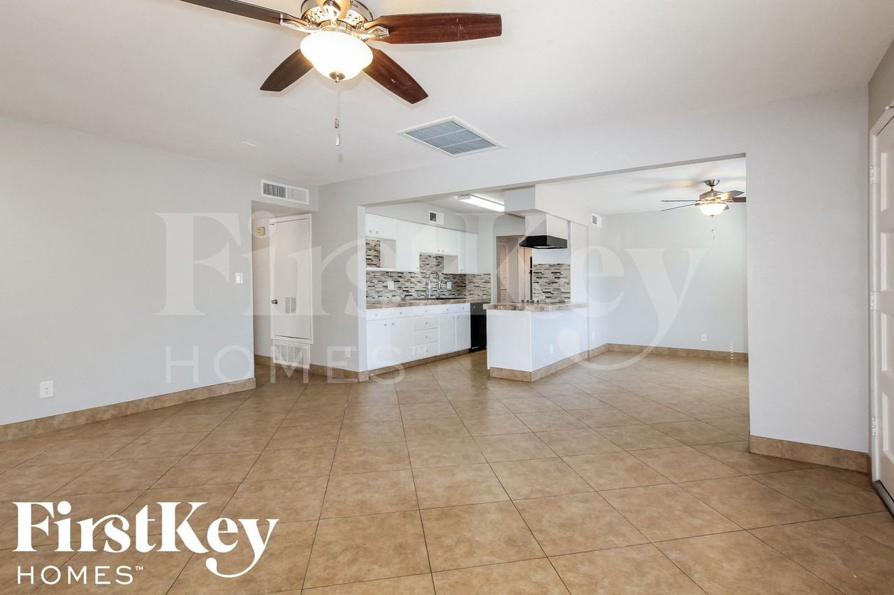 2324 E Paradise Dr - Photo 5 of 15