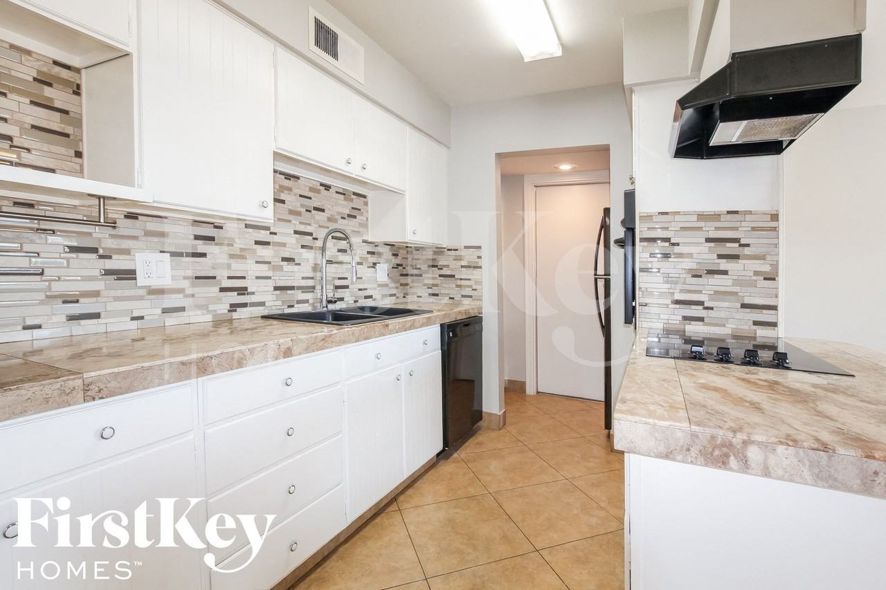 2324 E Paradise Dr - Photo 6 of 15