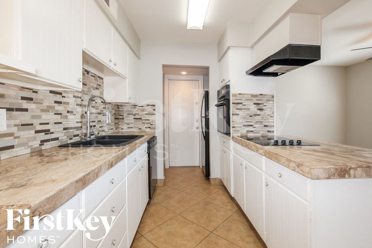 2324 E Paradise Dr - Photo 7 of 15