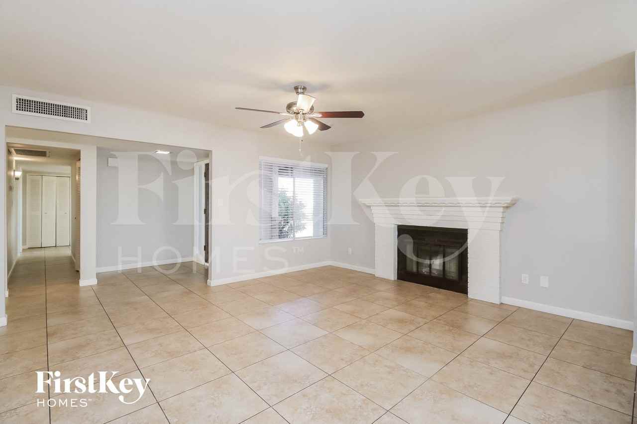 2182 E Palmcroft Dr - Photo 2 of 15