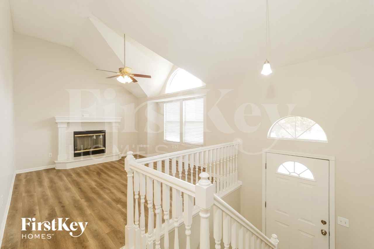 208 S Darrowby Dr - Photo 2 of 16