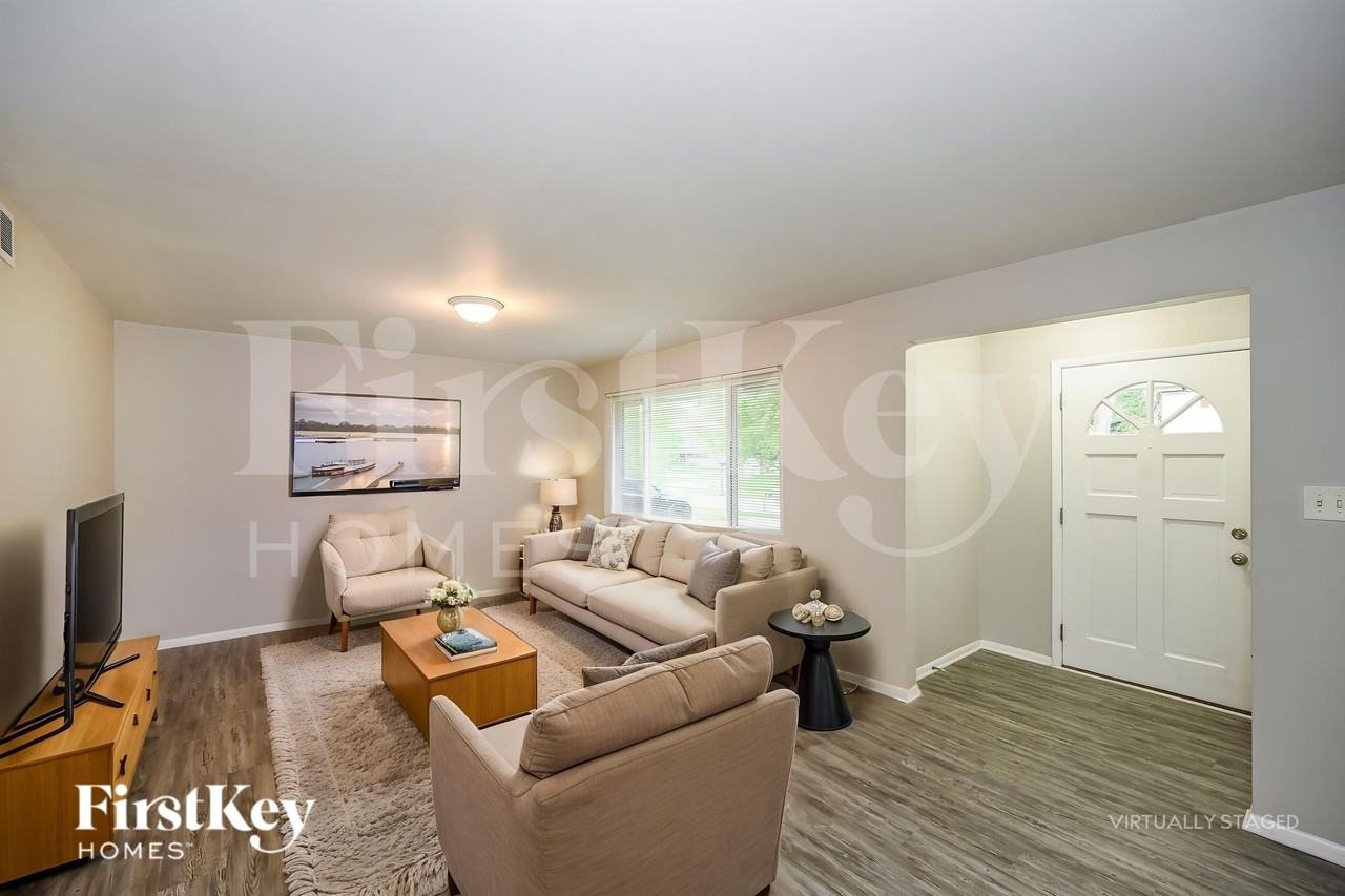 1745 Pinebluff Ln - Photo 3 of 19