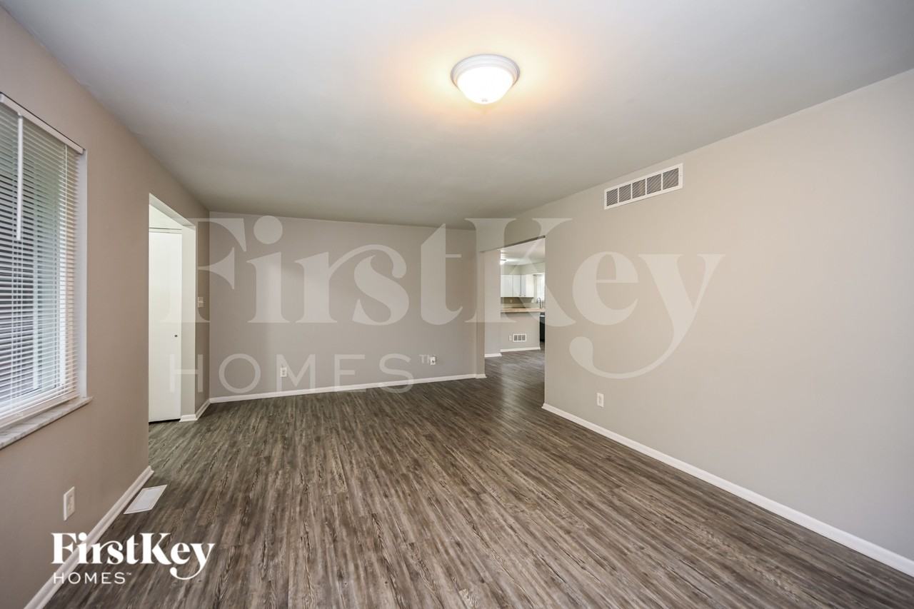 1745 Pinebluff Ln - Photo 4 of 19