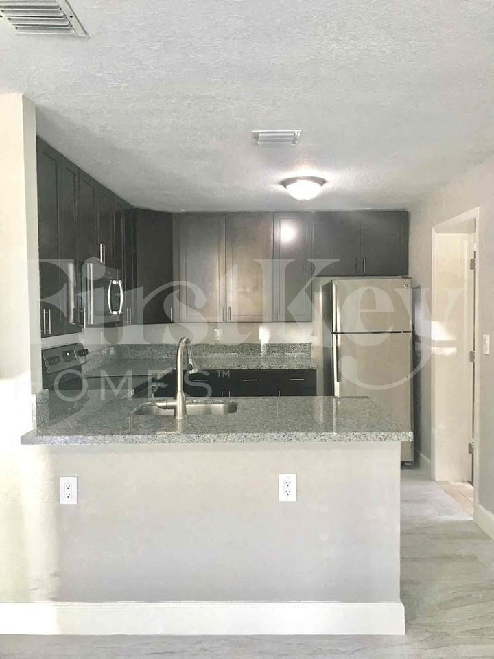 1640 Ne 32nd Pl - Photo 4 of 17