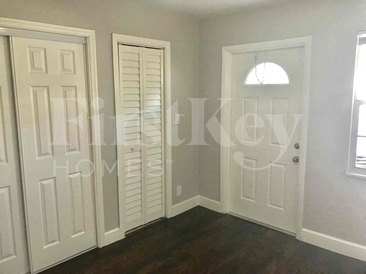 1640 Ne 32nd Pl - Photo 6 of 17