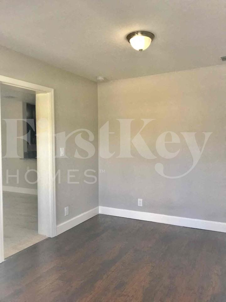 1640 Ne 32nd Pl - Photo 7 of 17