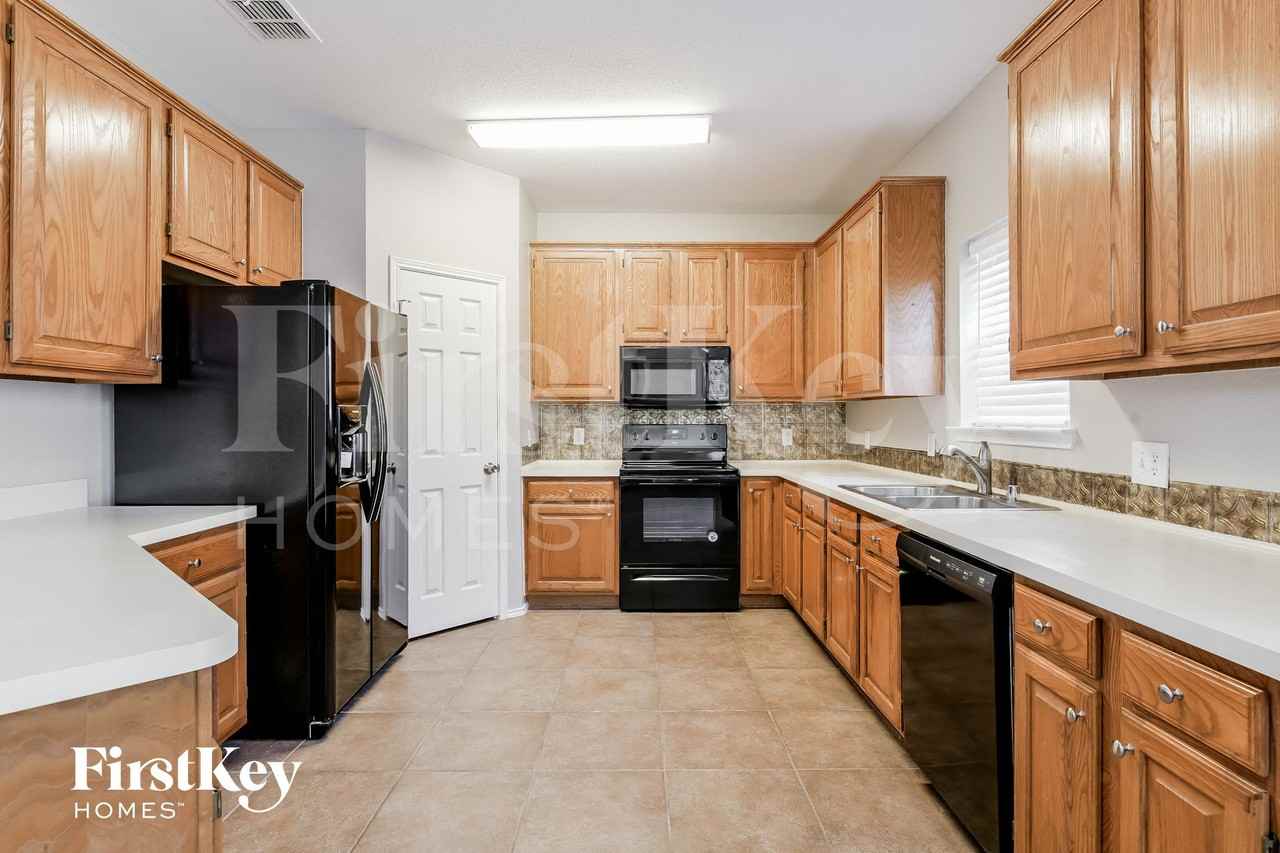 1412 Pine Ridge Rd - Photo 6 of 14